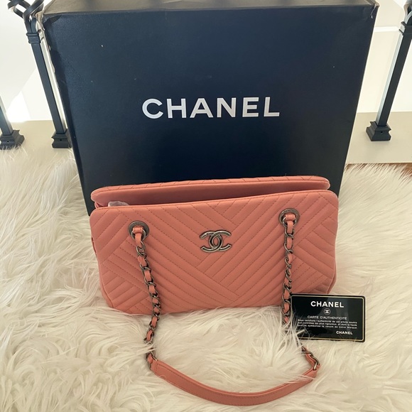 💕TRADE💕 Lambskin Chevron Leather Surpique Pink Chain Tote - Picture 2 of 13